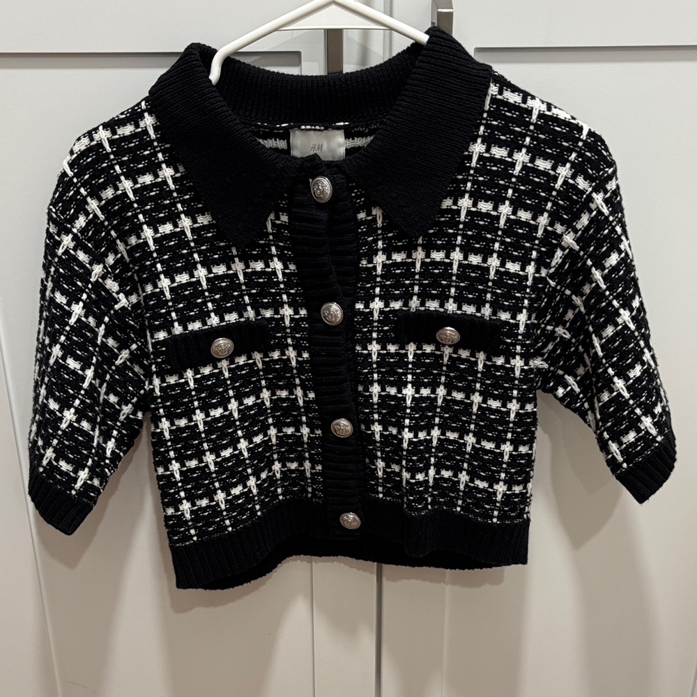 H&M women’s Black and White cropped knit top